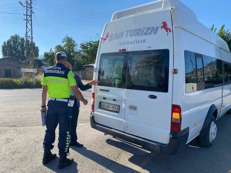 Muş’ta Jandarma Trafik ekipleri tarafından Okul Servis araçlarına yönelik denetim gerçekleştirilirken, sürücüler ve öğre