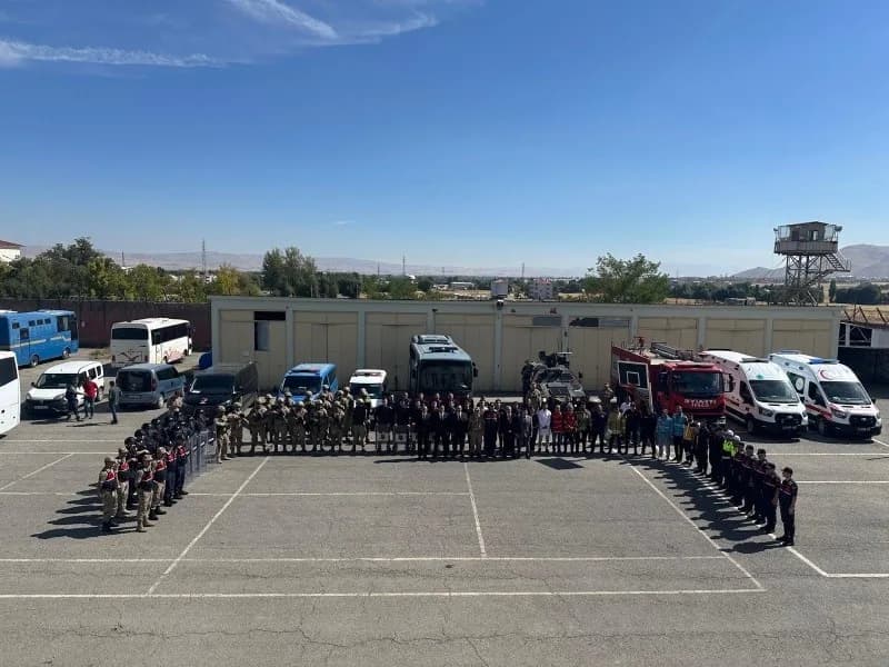 Muş E Tipi Kapalı Ceza İnfaz Kurumunda olağanüstü hal tatbikatı sırasında ekiplerin müdahalesi