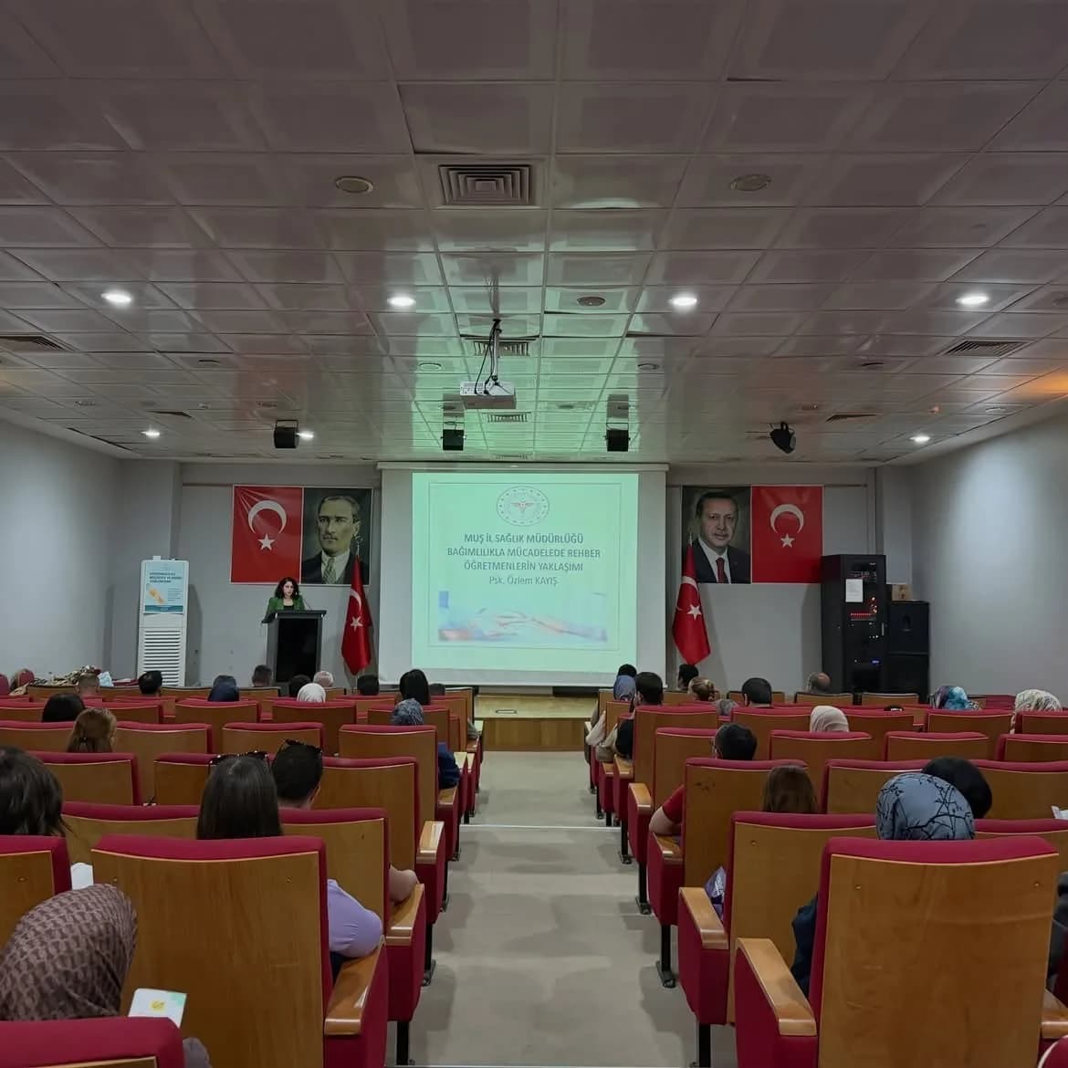Muş Öğretmenevi'nde düzenlenen bağımlılıkla mücadele eğitiminde rehber öğretmenler sunumları dinliyor