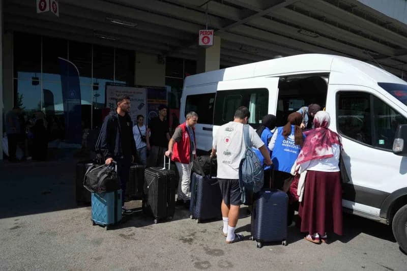 Muş'ta üniversite kazanan öğrenciler, Gençlik ve Spor İl Müdürlüğü ekipleri tarafından otogar ve havalimanında karşılana
