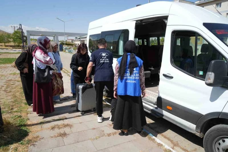 Muş'ta üniversite kazanan öğrenciler, Gençlik ve Spor İl Müdürlüğü ekipleri tarafından otogar ve havalimanında karşılana