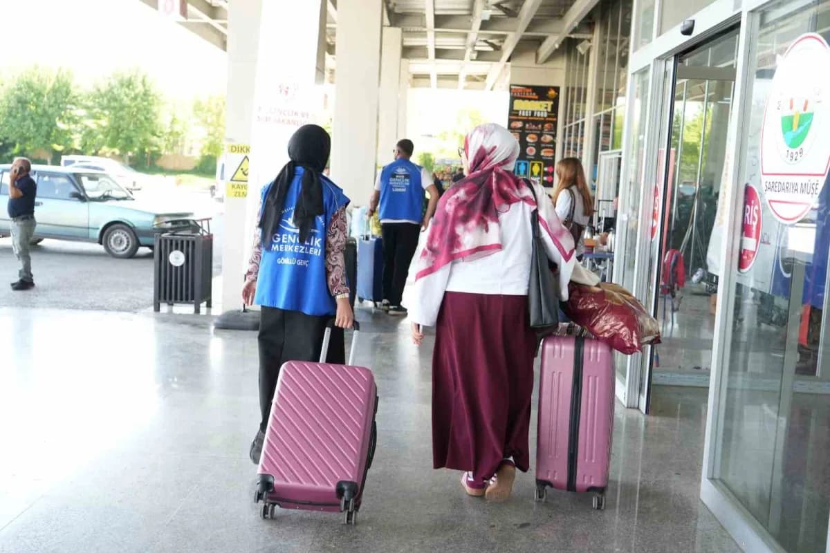 Muş'ta üniversite kazanan öğrenciler, Gençlik ve Spor İl Müdürlüğü ekipleri tarafından otogar ve havalimanında karşılana