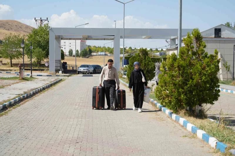 Muş'ta üniversite kazanan öğrenciler, Gençlik ve Spor İl Müdürlüğü ekipleri tarafından otogar ve havalimanında karşılana