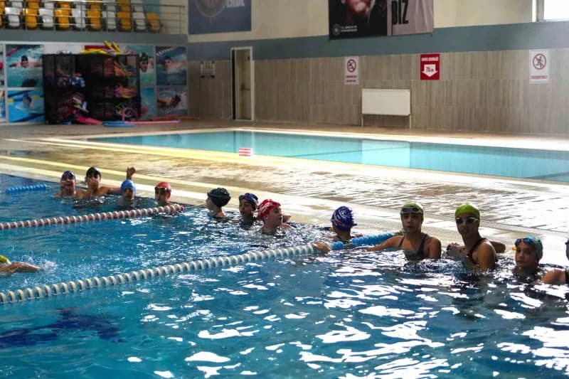 Muş’ta Gençlik ve Spor Bakanlığı (GSB) Spor Okulları kapsamında açılan Yüzme kurslarına çocuk ve gençler yoğun ilgi göst