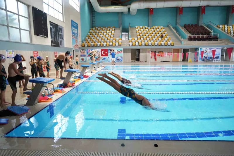 Muş’ta Gençlik ve Spor Bakanlığı (GSB) Spor Okulları kapsamında açılan Yüzme kurslarına çocuk ve gençler yoğun ilgi göst