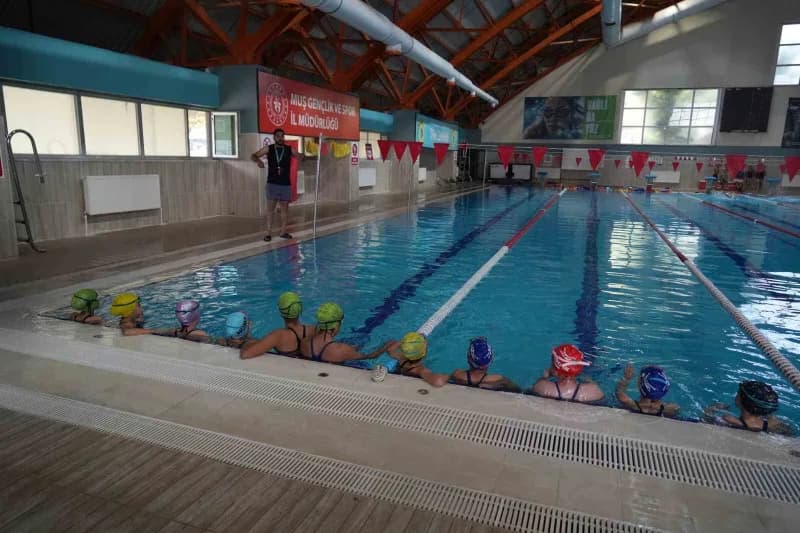 Muş’ta Gençlik ve Spor Bakanlığı (GSB) Spor Okulları kapsamında açılan Yüzme kurslarına çocuk ve gençler yoğun ilgi göst