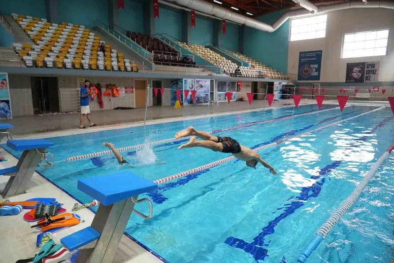 Muş’ta Gençlik ve Spor Bakanlığı (GSB) Spor Okulları kapsamında açılan Yüzme kurslarına çocuk ve gençler yoğun ilgi göst