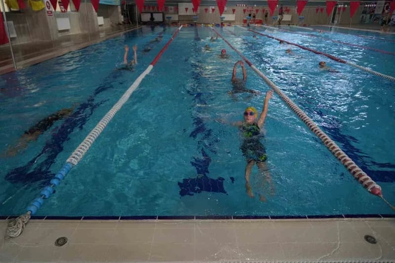 Muş’ta Gençlik ve Spor Bakanlığı (GSB) Spor Okulları kapsamında açılan Yüzme kurslarına çocuk ve gençler yoğun ilgi göst