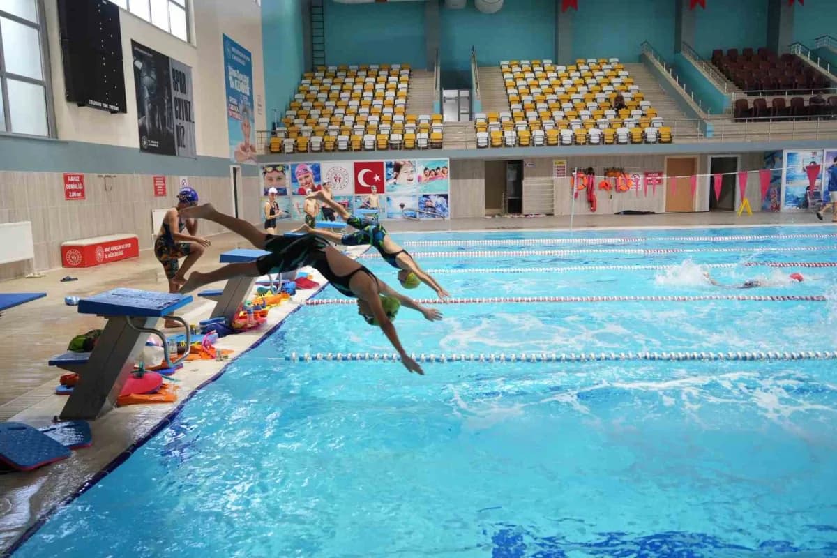 Muş Yarı Olimpik Kapalı Yüzme Havuzu’nda genç yüzücüler antrenman yapıyor