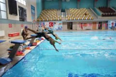 Muş Yarı Olimpik Kapalı Yüzme Havuzu’nda genç yüzücüler antrenman yapıyor