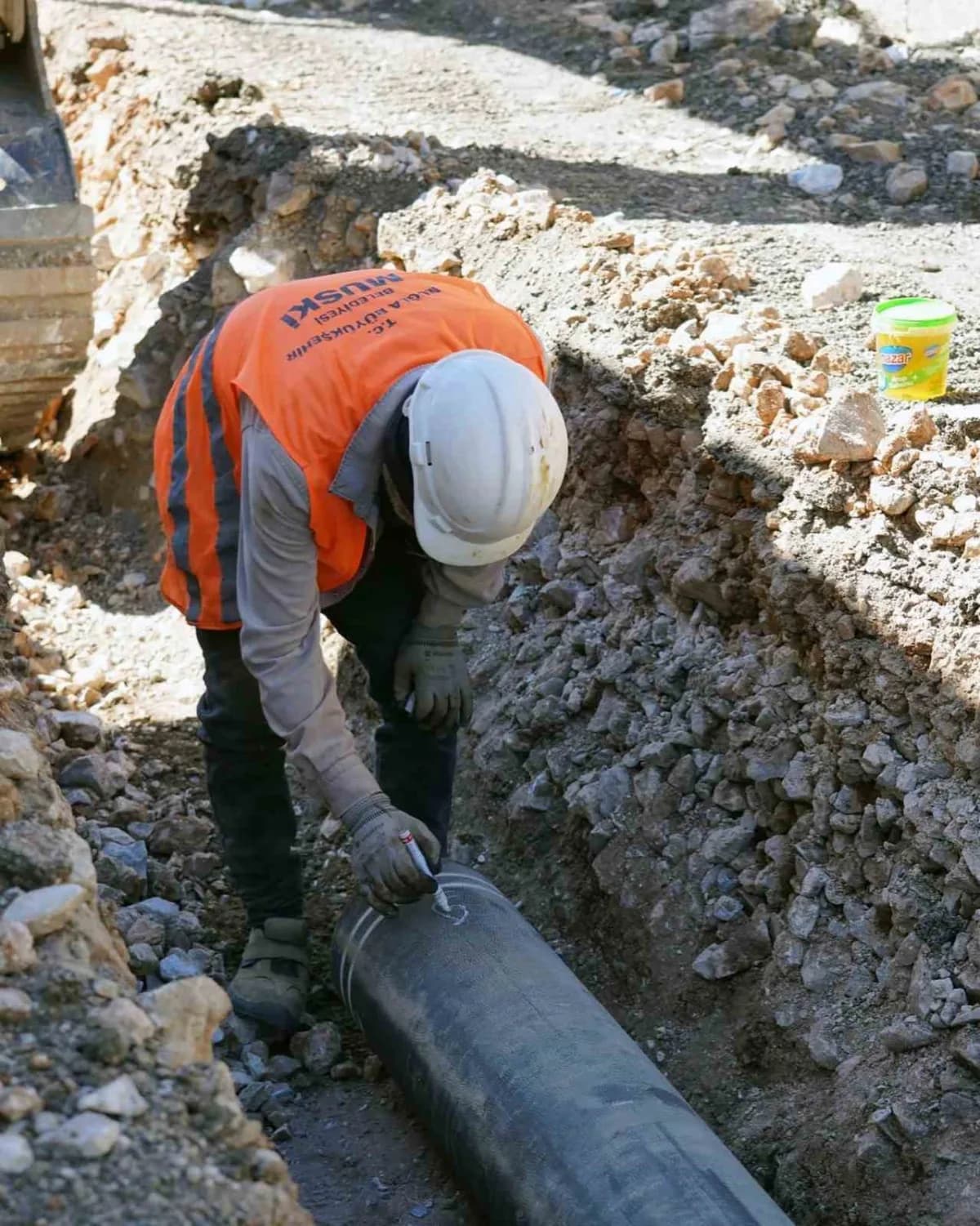 Muğla Yerkesik Mahallesi'nde MUSKİ ekiplerinin su isale hattı yenileme çalışmaları