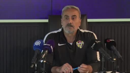 Mustafa Dalcı, Eyüpspor tesislerinde basın toplantısında açıklama yaparken