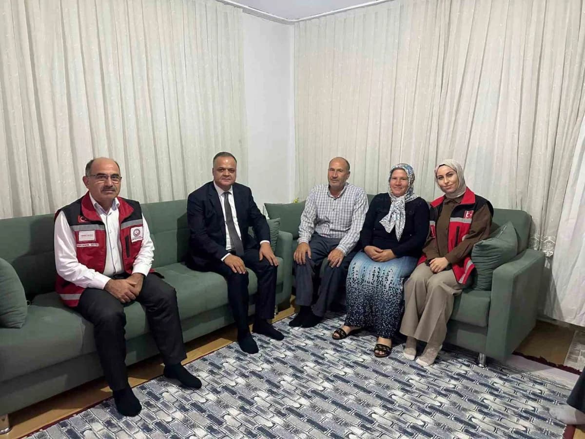 Mut ilçesinde 19 Eylül Gaziler Günü münasebetiyle, Kaymakam Osman Çelikkol, ilçede yaşayan gazi ailelerini evlerinde ziy