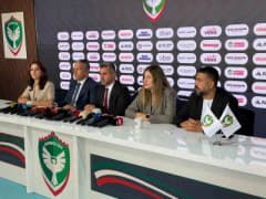 Amedspor Başkanı Nahit Eren basın toplantısında açıklama yaparken