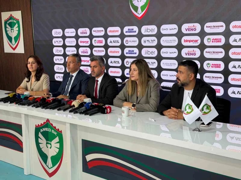 Amedspor Başkanı Nahit Eren basın toplantısında açıklama yaparken