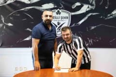 Nazilli Şehir Spor Kulübü futbolcusu Mehmet Ersavaş siyah beyaz formayla sahada mücadele ediyor