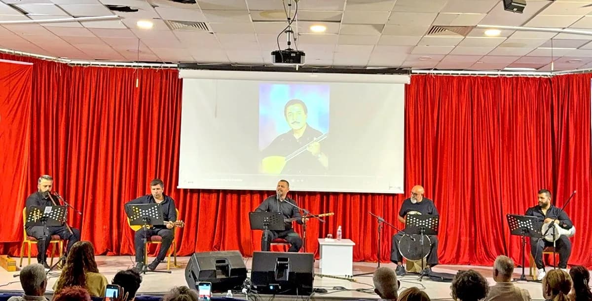 Neşet Ertaş anma konserinde Çeşme Belediyesi Türk Halk Müziği Korosu sahnede türkü seslendiriyor