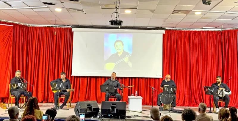 Neşet Ertaş anma konserinde Çeşme Belediyesi Türk Halk Müziği Korosu sahnede türkü seslendiriyor