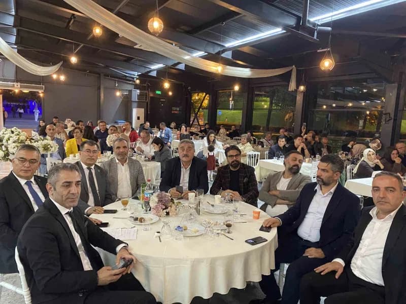 Kocaeli’de düzenlenen gecede Bozkırın Tezenesi Neşet Ertaş, Anadolu türküleriyle anılırken, kentin sanat, eğitim, iş dün
