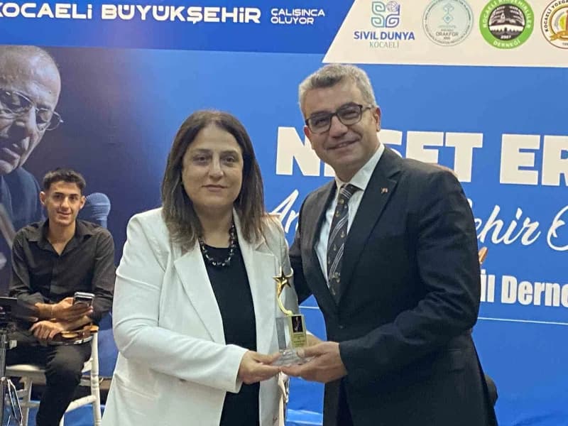 Kocaeli’de düzenlenen gecede Bozkırın Tezenesi Neşet Ertaş, Anadolu türküleriyle anılırken, kentin sanat, eğitim, iş dün