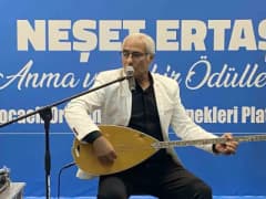 Kocaeli'de düzenlenen Neşet Ertaş anma gecesinde sahnede türkü söyleyen sanatçılar