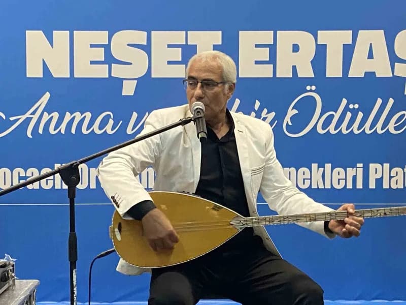 Kocaeli'de düzenlenen Neşet Ertaş anma gecesinde sahnede türkü söyleyen sanatçılar
