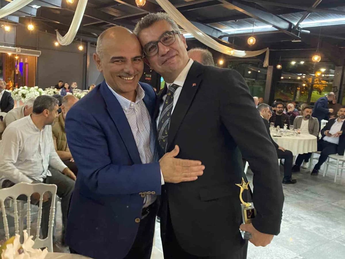 Kocaeli’de düzenlenen gecede Bozkırın Tezenesi Neşet Ertaş, Anadolu türküleriyle anılırken, kentin sanat, eğitim, iş dün