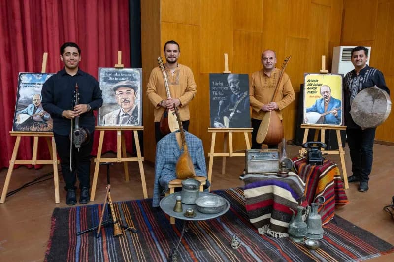 Manavgat Atatürk Kültür Merkezi’nde Neşet Ertaş anma gecesinde sahne alan sanatçılar