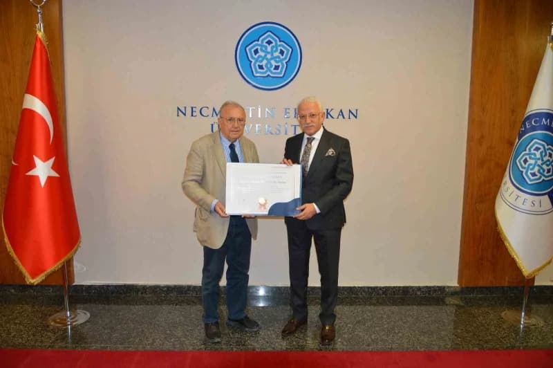 NEÜ Tıp Fakültesi akreditasyon belgesi takdim töreninden bir kare