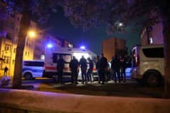 Nevşehir 2000 Evler Mahallesi'nde aile kavgası sonrası yaralanan kişiler ambulansa bindirilirken sağlık ekipleri müdahal
