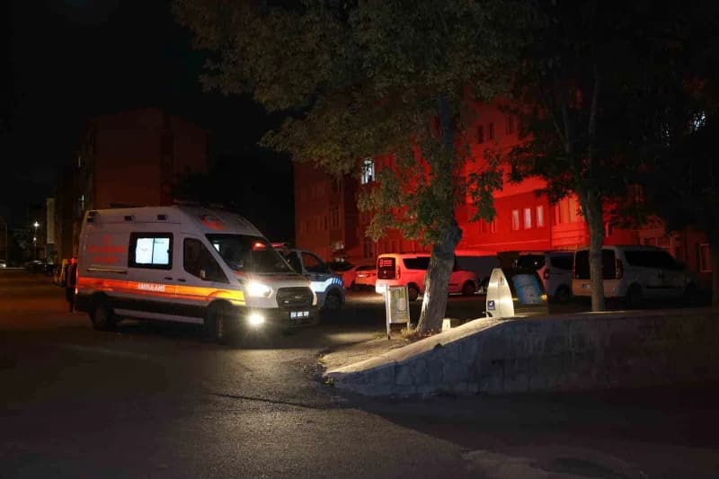 Nevşehir’de aile içerisinde çıkan kavgada kırılan camlar nedeniyle yaralanan 2 kişi hastaneye kaldırılırken, yaralılarda
