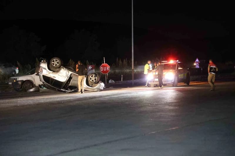 Nevşehir’de sürücüsünün direksiyon hakimiyetini kaybetmesi sonucu takla atan otomobil, yol kenarında bekleyen başka bir