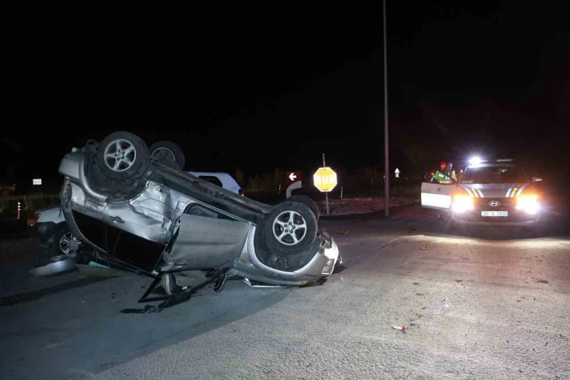 Nevşehir’de sürücüsünün direksiyon hakimiyetini kaybetmesi sonucu takla atan otomobil, yol kenarında bekleyen başka bir