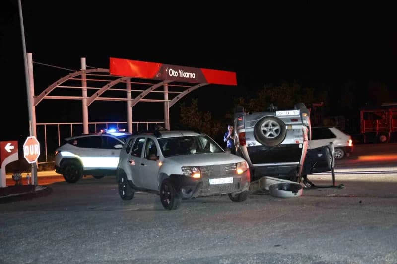 Nevşehir’de sürücüsünün direksiyon hakimiyetini kaybetmesi sonucu takla atan otomobil, yol kenarında bekleyen başka bir
