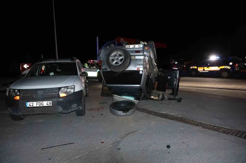 Nevşehir’de sürücüsünün direksiyon hakimiyetini kaybetmesi sonucu takla atan otomobil, yol kenarında bekleyen başka bir