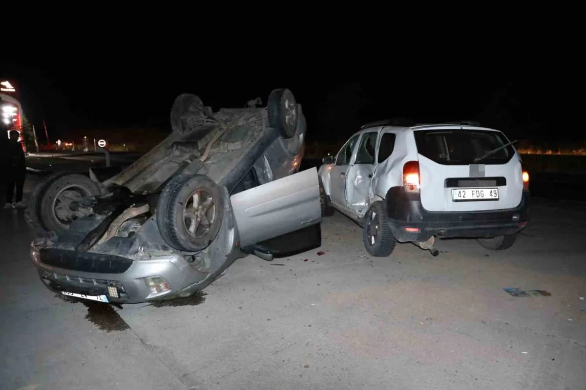 Nevşehir’de sürücüsünün direksiyon hakimiyetini kaybetmesi sonucu takla atan otomobil, yol kenarında bekleyen başka bir