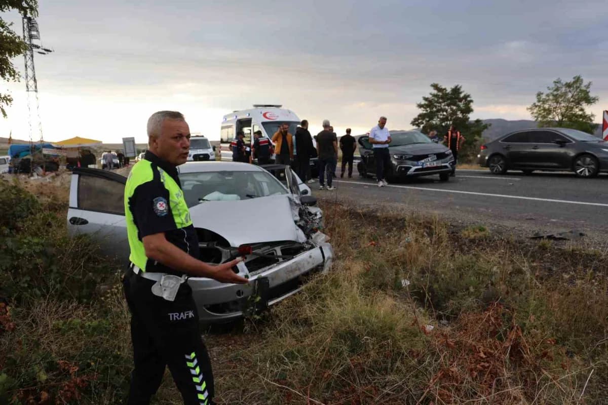 Nevşehir’de seyir halindeki otomobilin aynı istikamette ilerleyen başka bir otomobile arkadan çarpması sonucu meydana ge