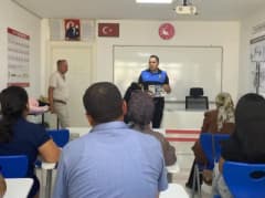 Niğde’de polis ekipleri vatandaşlara dolandırıcılık konusunda bilgilendirme yapıyor