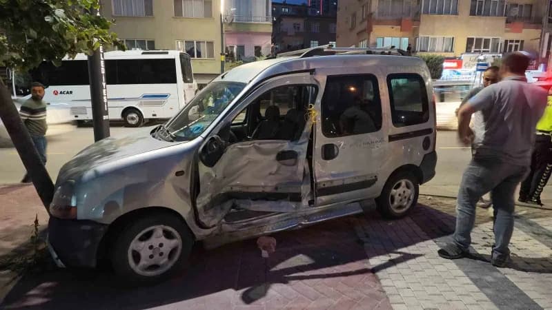 Niğde’de hafif ticari araç panelvan ve motosiklete çarptıktan sonra ağaca çarparak durdu