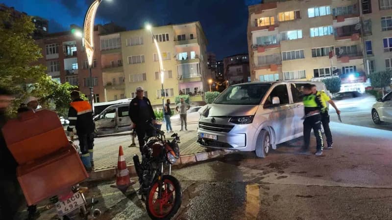 Niğde’de panelvan araç ve motosiklete çarpan hafif ticari araç, ağaca çarparak durabildi. Kazada 3 aracın sürücüsü de ya