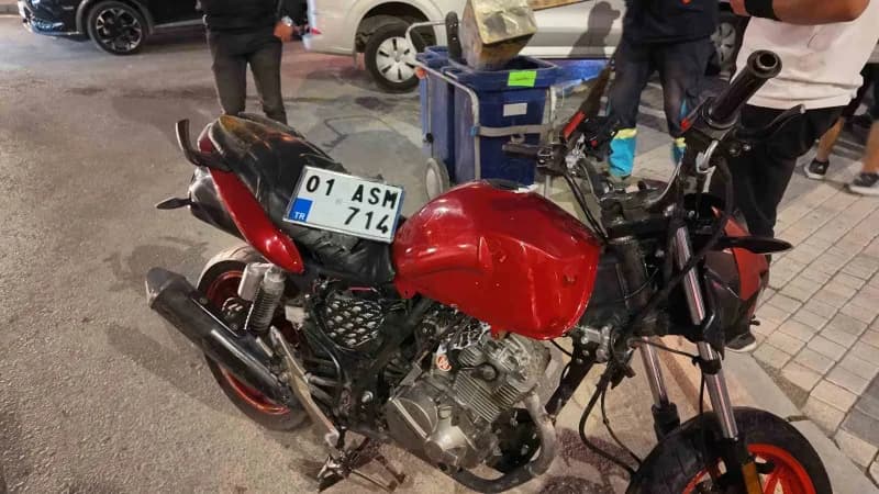 Niğde’de panelvan araç ve motosiklete çarpan hafif ticari araç, ağaca çarparak durabildi. Kazada 3 aracın sürücüsü de ya