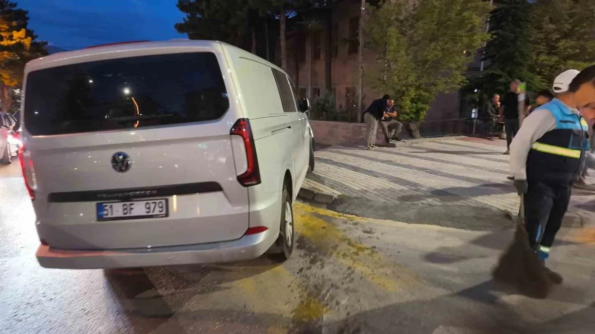 Niğde’de panelvan araç ve motosiklete çarpan hafif ticari araç, ağaca çarparak durabildi. Kazada 3 aracın sürücüsü de ya