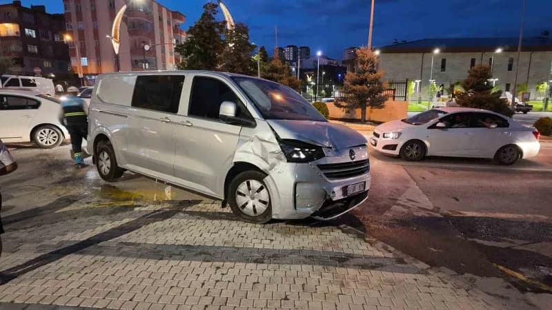 Niğde’de panelvan araç ve motosiklete çarpan hafif ticari araç, ağaca çarparak durabildi. Kazada 3 aracın sürücüsü de ya