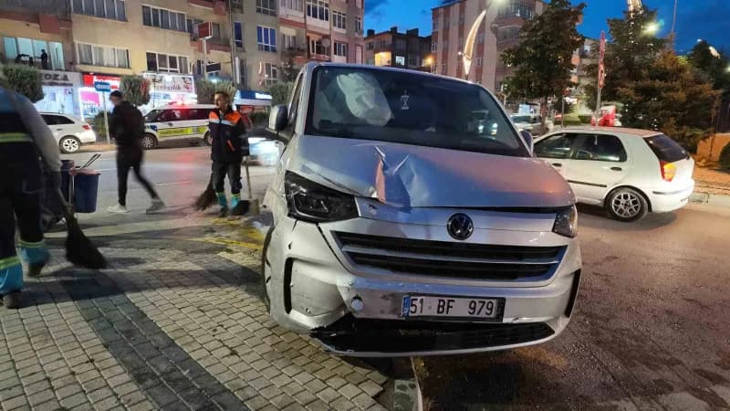 Niğde’de panelvan araç ve motosiklete çarpan hafif ticari araç, ağaca çarparak durabildi. Kazada 3 aracın sürücüsü de ya