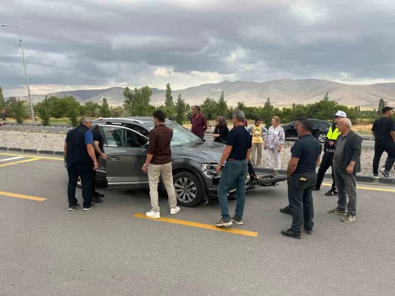 Niğde’de aynı istikamette seyreden otomobil ile elektrikli bisikletin çarpıştığı kazada 1 kişi yaralandı.