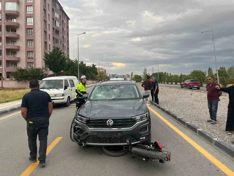 Niğde’de aynı istikamette seyreden otomobil ile elektrikli bisikletin çarpıştığı kazada 1 kişi yaralandı.