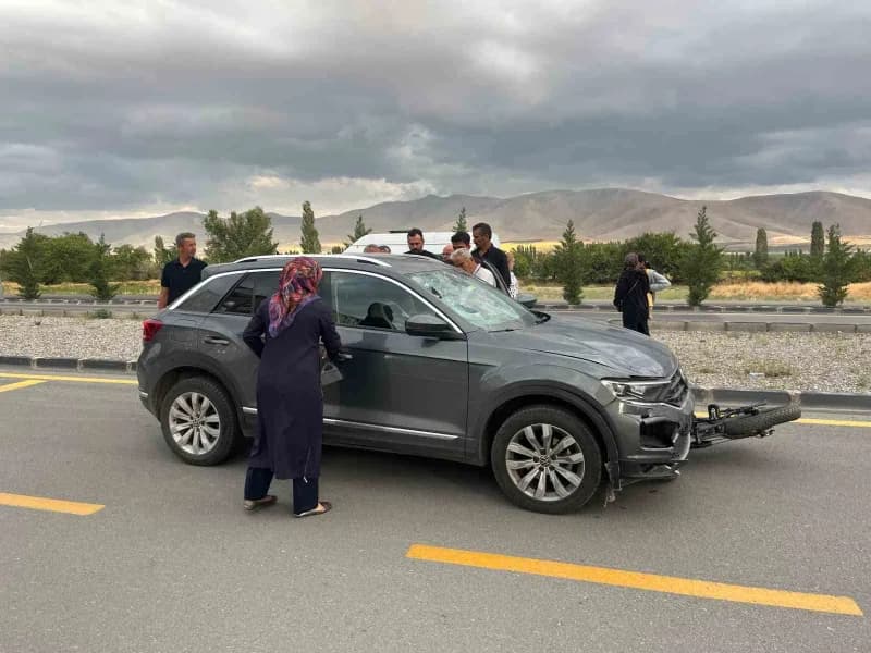 Niğde’de aynı istikamette seyreden otomobil ile elektrikli bisikletin çarpıştığı kazada 1 kişi yaralandı.