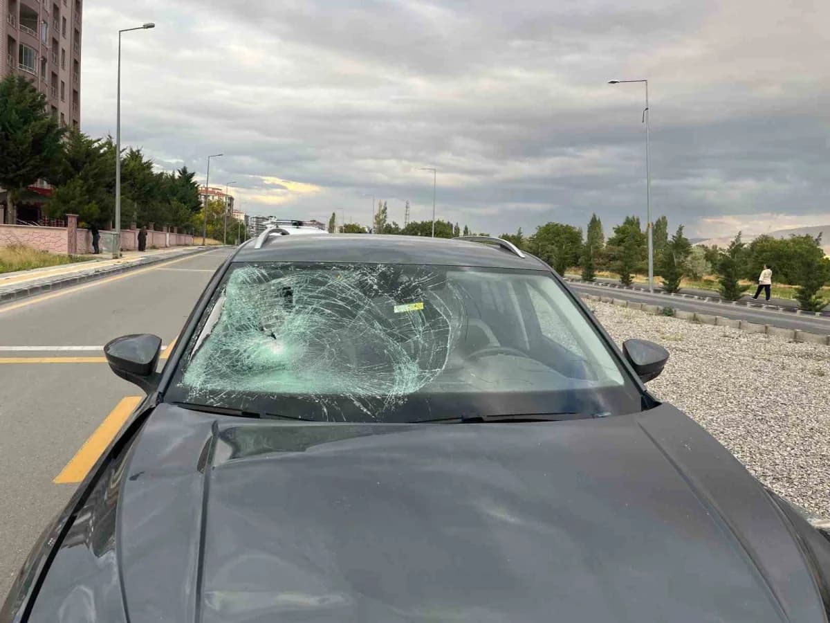 Niğde’de aynı istikamette seyreden otomobil ile elektrikli bisikletin çarpıştığı kazada 1 kişi yaralandı.