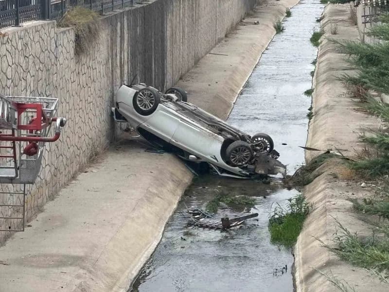 Niğde Selçuk Mahallesi Kanal Sokak’ta kanala düşen otomobil ve kurtarma çalışmaları