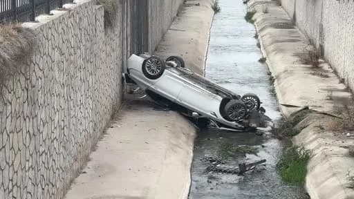 Niğde Selçuk Mahallesi Kanal Sokak’ta kanala düşen otomobil ve kurtarma çalışmaları
